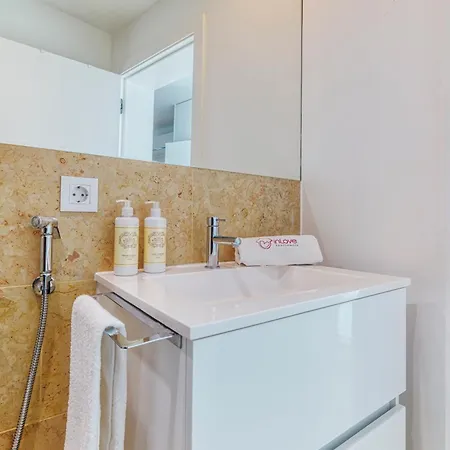 New! Modern & Chic Alfama